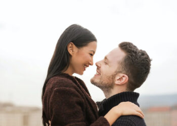 5 sinais de cada signo que indicam que ele está a fim de você