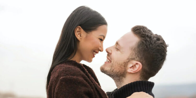 5 sinais de cada signo que indicam que ele está a fim de você